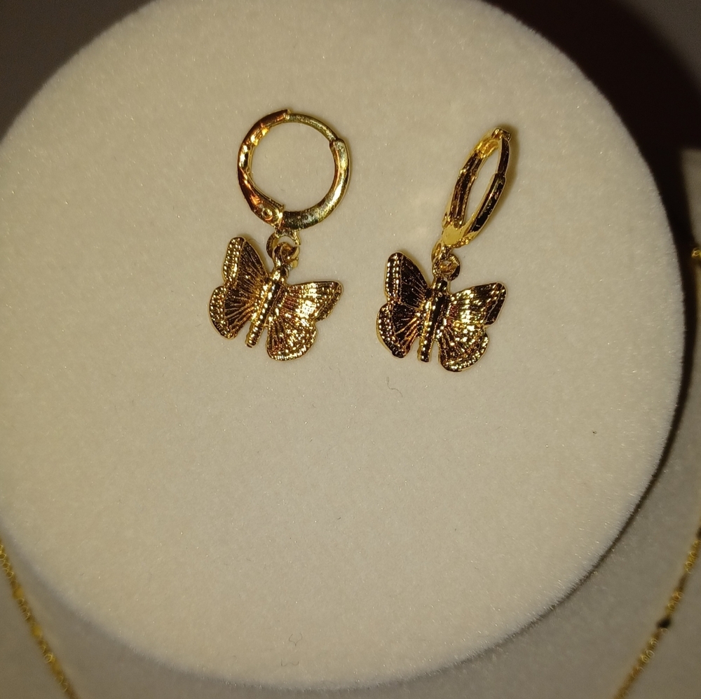 Elegant Gold Plated Butterfly Pendant Necklace And Earrings Match Set. - Picture 2 of 4